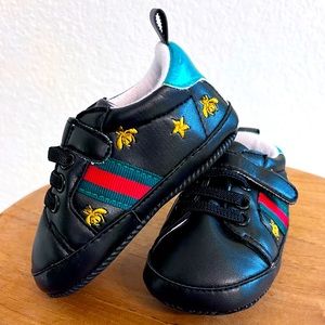 NWOT bumblebee infant crib shoes size 9-12